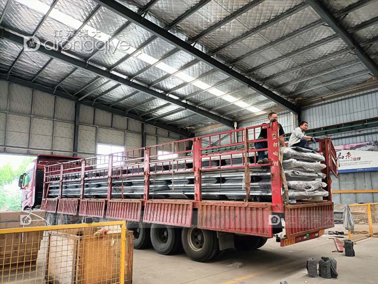 浙江智能公交站臺發(fā)貨案例圖一